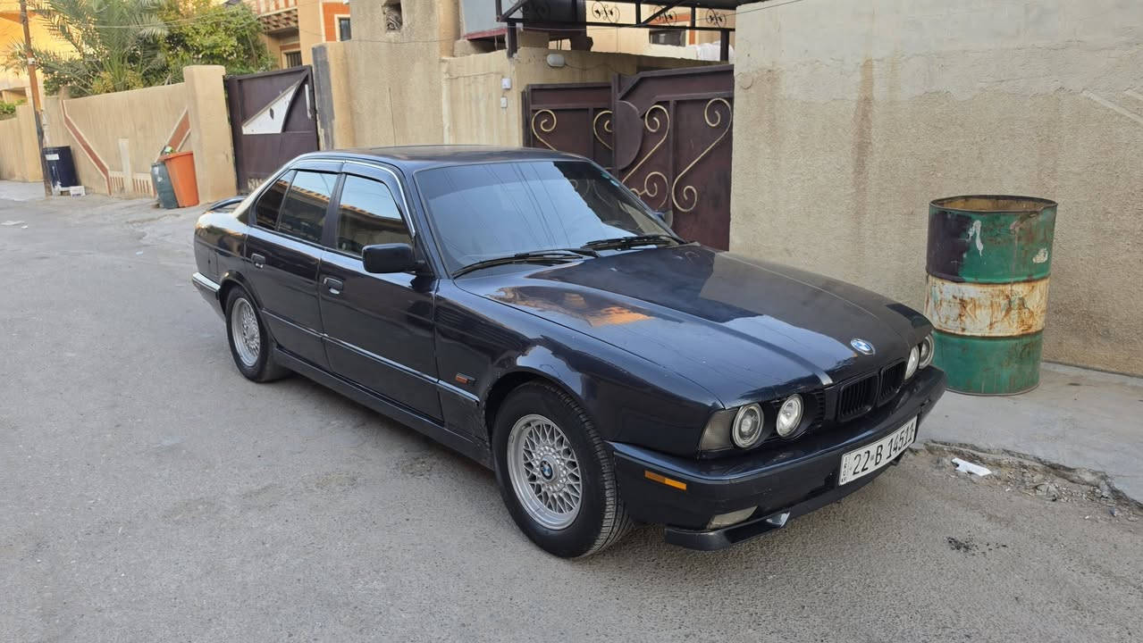 السلام عليكم 
للبيع 
BMW 540i
موديل ١٩٩٣
بسمي تحويل ثاني يوم 
نيلي الداخل اسود جلد مطعم صاج 
دبل ايرباك 
كير مكينه خير من الله 
تبريد ثلج 
السياره بيها طخه جاملغ ايمن 
اربع جامات كهرباء 
سلايت 
٧٠ وبيها مجال 
مكان السياره تكريت 
***********
