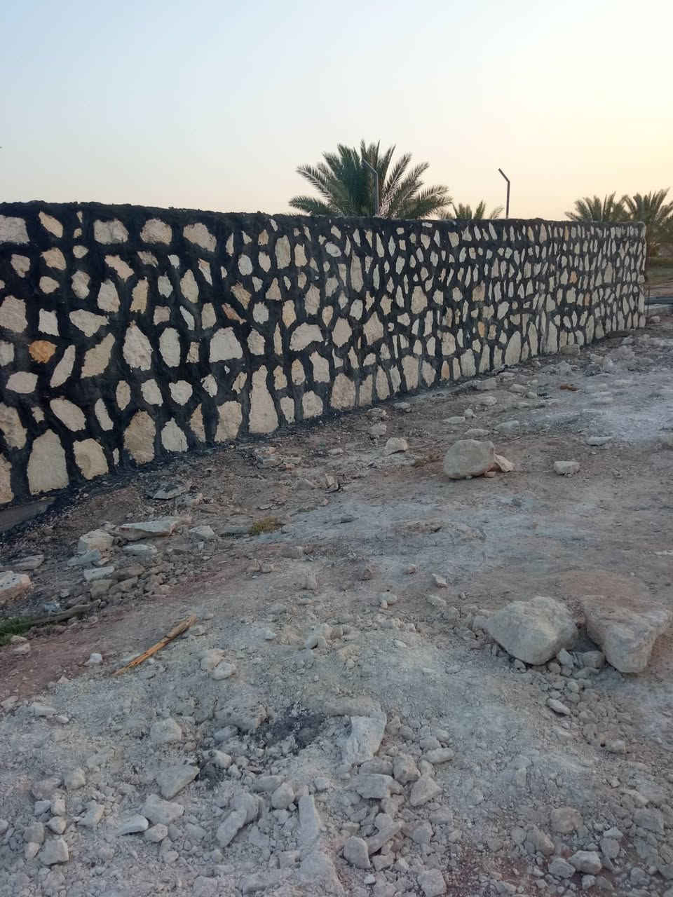 السلام عليكم قطعه ارض للبيع موقع شارع 100 الشارع الرابط بين شارع 100 وبزل حجي علي  قريبه على شارع 100 مساحه 1000 متر واجه 28 تحتوي على بتلو جديد مساحه 200 متر ومسيجه حجر اربع اركان طابو زراعي سند 25 خدمات ماء اساله وكهرباء وشارع سبيس عرض 10 متر مكان هدوء وحلو 

الاستفسار.   ***********
