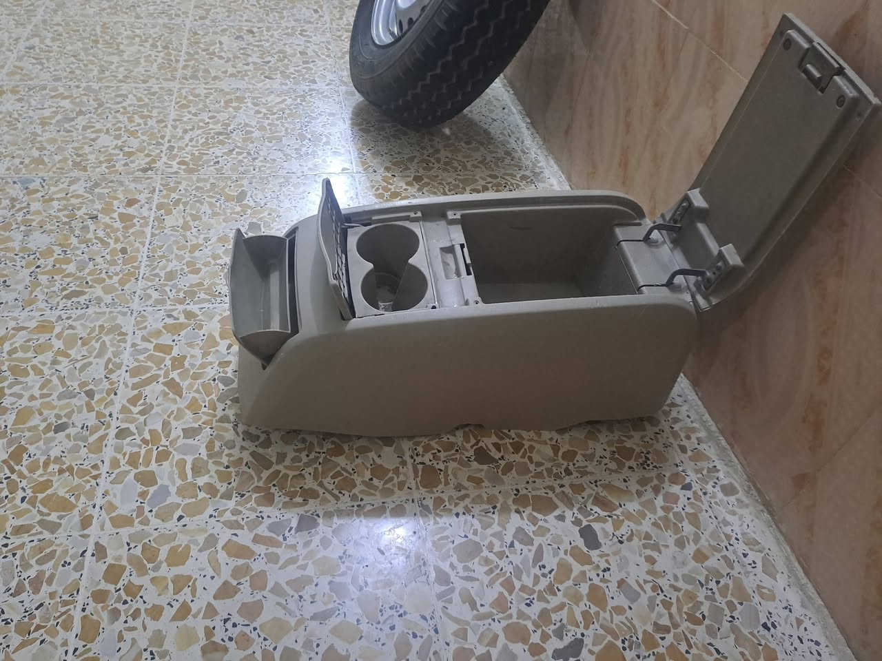 غراض جنبي سبير هوه وتايره ٤٠ وجكمجه ٣٠ والكلج ٢٠ الكلج جديد ما شاده يشهد الله مكاني بابل مركز مدينه 
***********
