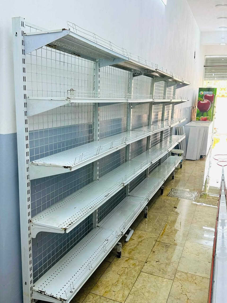 سلام عليكم رف جداري الطول ١٢ متر موجود نظيفات تركي الاصلي الارتفاع مترين والاستفسار على رقم ***********
