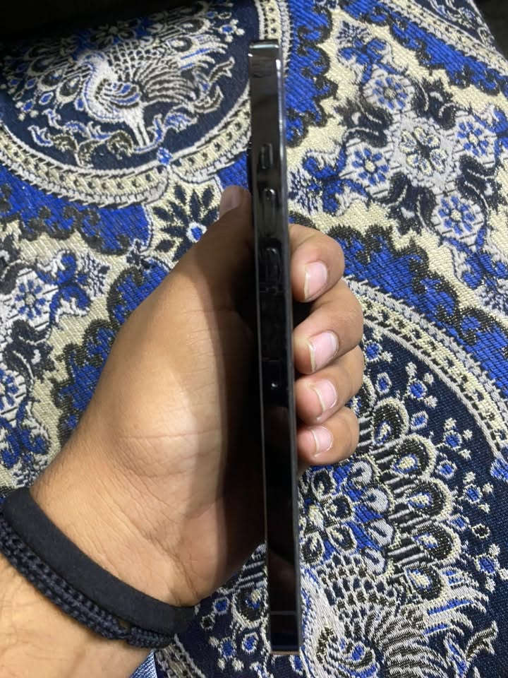 السلام عليكم 
جهاز iPhone 13 Pro Max 
الجهاز أمريكي 

غراضه الكارتون +شاحنه مال شركه 
الون اسود 
الجهازه نضافه فول ما شايف صيانه 
بطاريه 76بلاديه 
الجهاز نضافته 98% 
فيس ايدي شغال 
كلشي شغال ما بي ولا غلطه 
المكان حله نيل قرب سيطره الآثار 
للاستفسار  .. ***********
