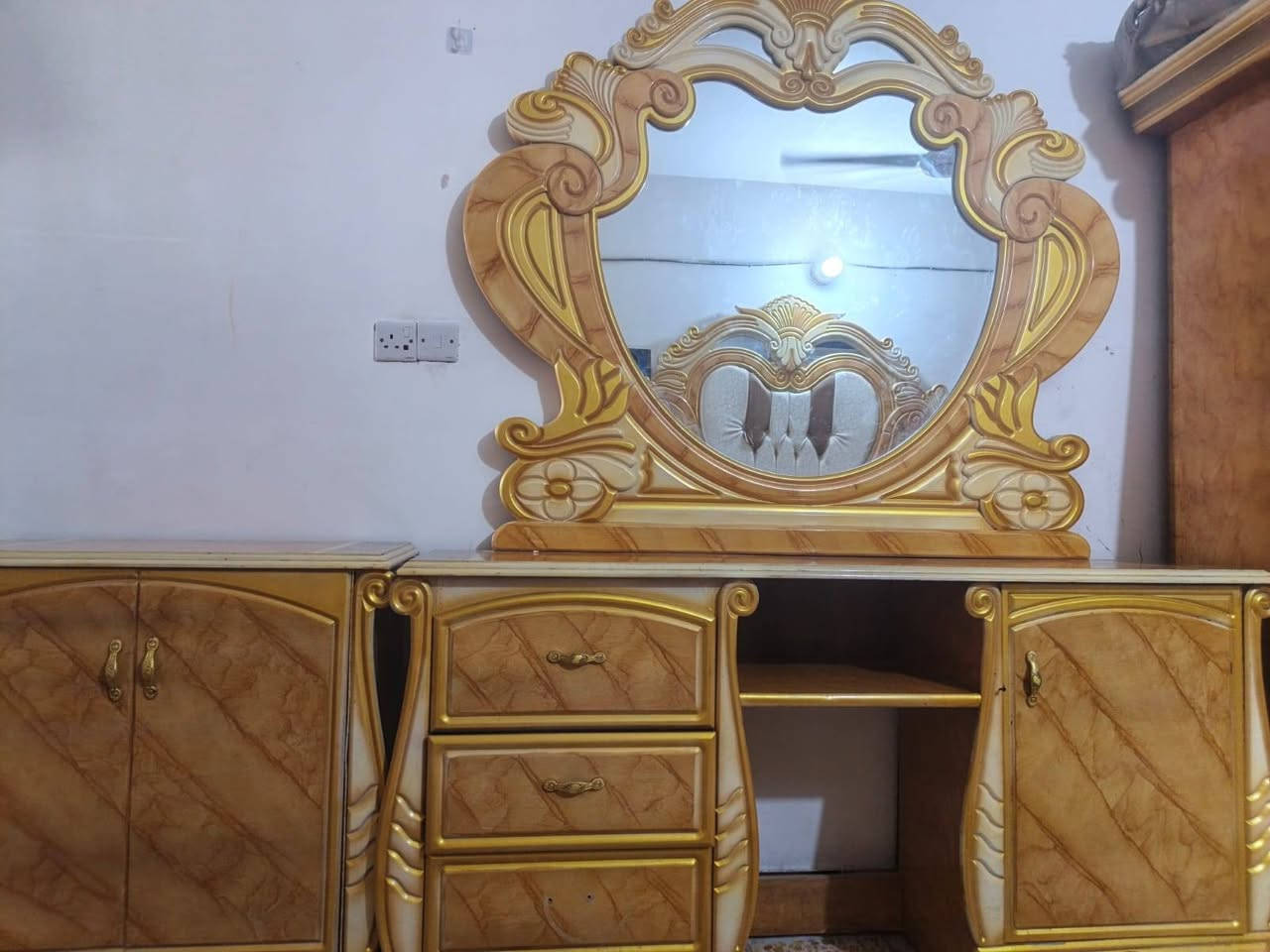 غرفه اخشاب كامله السعر ٥٠٠ العنوان الشعب شارع الصحه***********
