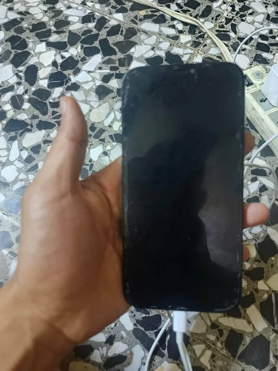ايفون ١٢ برو ماكس نظافه 90 مبدل بيه بطاريه جديده وشاشه اصليه جديده ظربات بلزكه وياه كارتونه الاصليه مالته سعر ٣٥٠ بغداد نهروان رقم ***********
