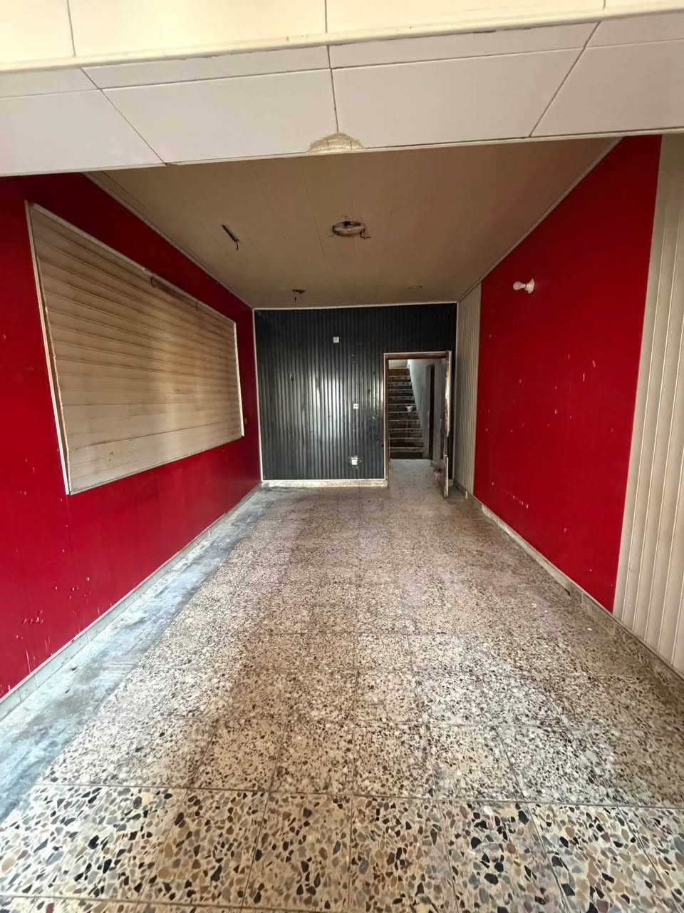للايجار بيت ٢٠٠ متر أربع غرف نوم وصالة ومطبخ وخدمات السيدية مربع الاربعمية بالإمكان ان يكون على شكل وحتين سكنية ايجار مليون ومية للاستفسار ***********
