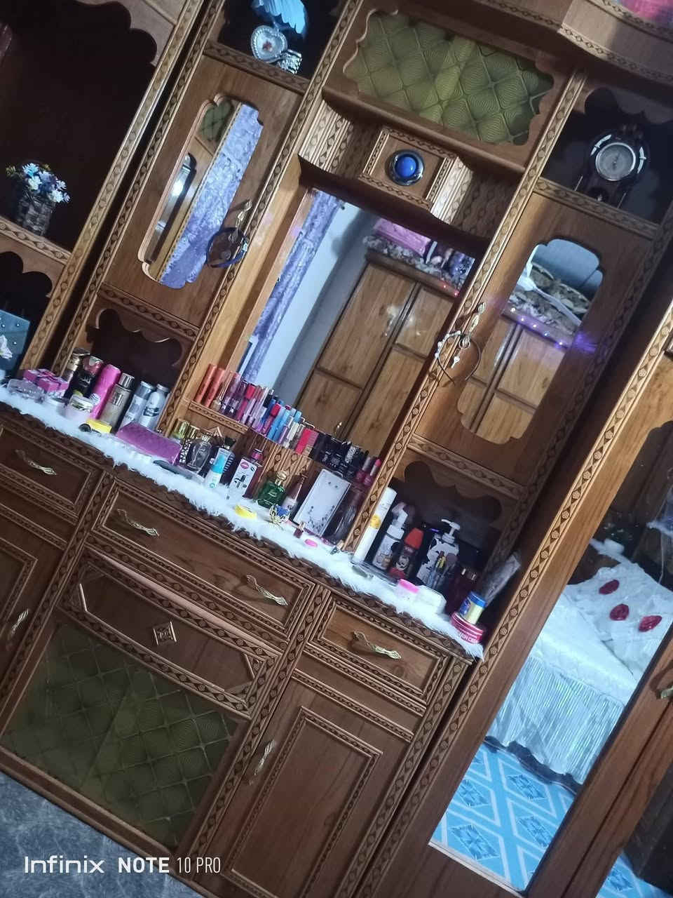 السلام عليكم ورحمة الله وبركاته 
غرفة نوم للبيع مستخدمة فترة قليلة نضيفة جدا خشب الفلوجة 
للتواصل على الخاص أو واتساب ***********
***********
