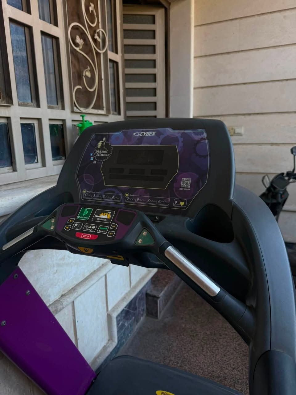 🔥 للبيع: جهاز كارديو مستعمل من شركة Cybex العالمية! 🔥
النوع: جهاز ركض (تردميل) تجاري للتحمل العالي.
 الشركة: Cybex (إصدار Planet Fitness).
 خاصية الانحدار (المطّاع): يرتفع آلياً لمحاكاة تسلق الجبال وتكثيف حرق الدهون.
 امتصاص الصدمات: مجهز بنظام (Intelligent Suspension) لحماية الركبة والمفاصل.
 البرامج والتحكم: 9 برامج تمرين، تشغيل سريع، حساسات نبضات قلب، وسماعات مدمجة.

ملاحضة القايش مقطوع لازم تشتري قايش جري 
السعر 700 الف وبي مجال الجهاز سعره بالسوق مليونين 

مكاني بغداد الكاظمية ***********
