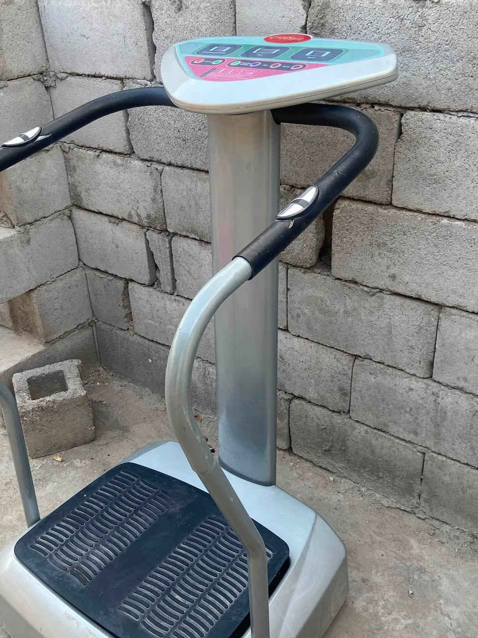 هذا الجهاز يُعرف باسم جهاز الهزاز الرياضي أو منصة اهتزاز الجسم بالكامل (بالإنجليزية: Vibration Plate أو Crazy Fit Massage).
أبرز استخدامه واستخداماته:
 * طريقة العمل: يقف المستخدم على المنصة، وتقوم بالاهتزاز بدرجات وثبات مختلفة لإحداث انقباضات سريعة في العضلات.
 * الاستخدام الشائع: يحرّك الدورة الدموية، ويُستخدم في تمارين التخسيس، وحرق الدهون، وتنشيط العضلات، وتحسين مرونة الجسم.

المهتم يراسلني خاص ***********
مكاني البصرة وماعندي توصيل

