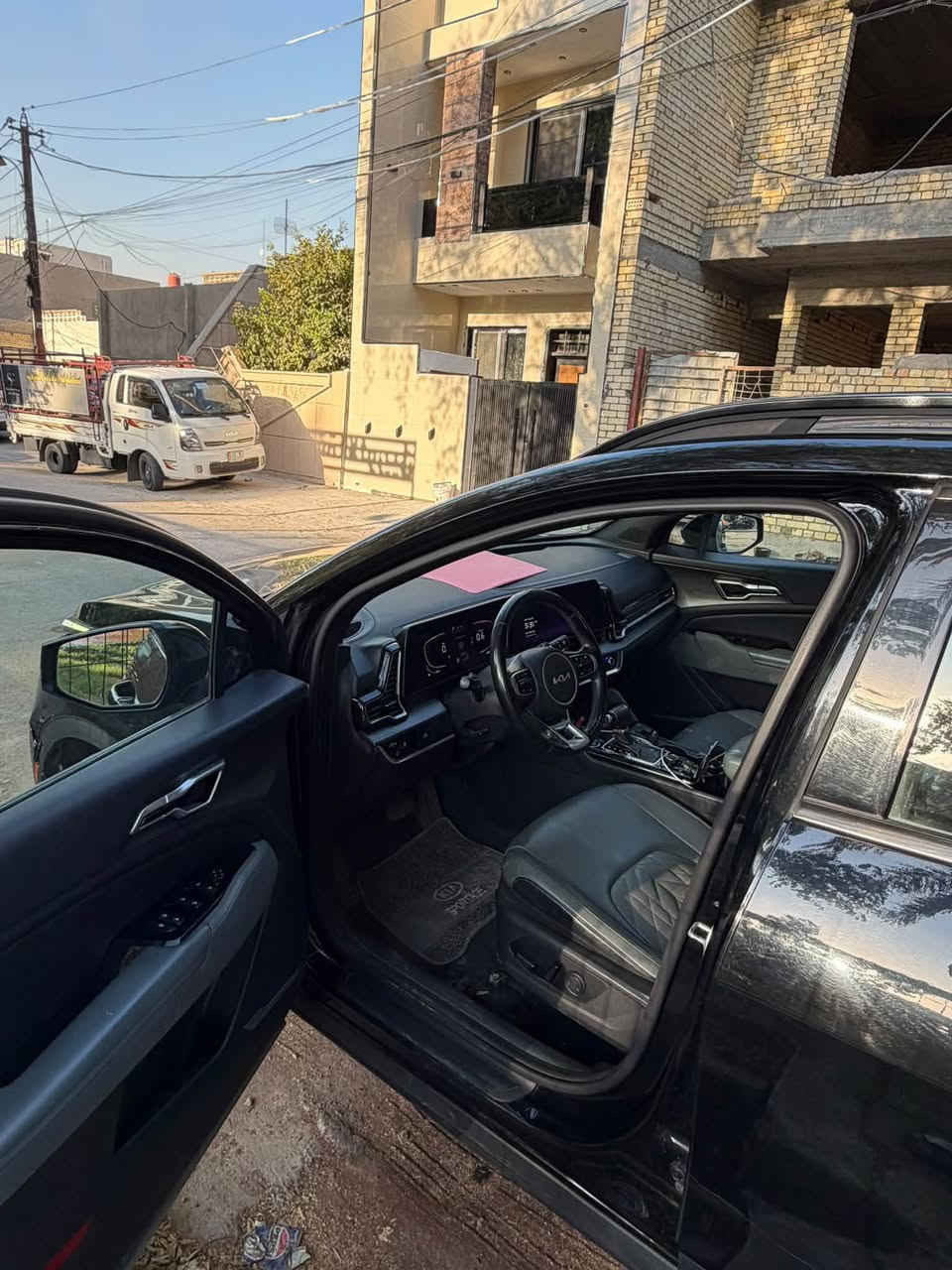 Kia Sportage X-Line 2023
• المحرك: 2.5 لتر بنزين، 4 سلندر
 • الكير: أوتوماتيك 8 سرعات
 • الدفع: AWD دفع رباعي مع Center Lock
 • عدد المقاعد: 5
 • أنظمة القيادة: Normal / Sport / Smart / Snow
 • فتحة سقف بانوراما
 • جنطه كهربائية
 • مقاعد أمامية جلد/ تدفئه مقاعد 
 • تشغيل عن بُعد Remote Start
 • دخول وتشغيل ذكي
 • تكييف أوتوماتيك
 • شاشة وسطية 12.3 إنچ 
             داخل زيتوني 
 • عداد 68500mi
 • Apple CarPlay / Android Auto
 • شحن لاسلكي للموبايل
 • كاميرا خلفية + حساسات خلفية
     : الحادث جاملغ خلفي صبغ ول بونيد صبغ 
او اجه بيهه من امريكا كلير الجاملغ الأمامي جهه السايق  
  وباب السايق بدلته نفس اللون 
السياره بدون ايرباك 

السعر : 17000$ وبيهه مجال 
السياره بسعر النترا 
***********
مكان السياره بغداد الدوره
