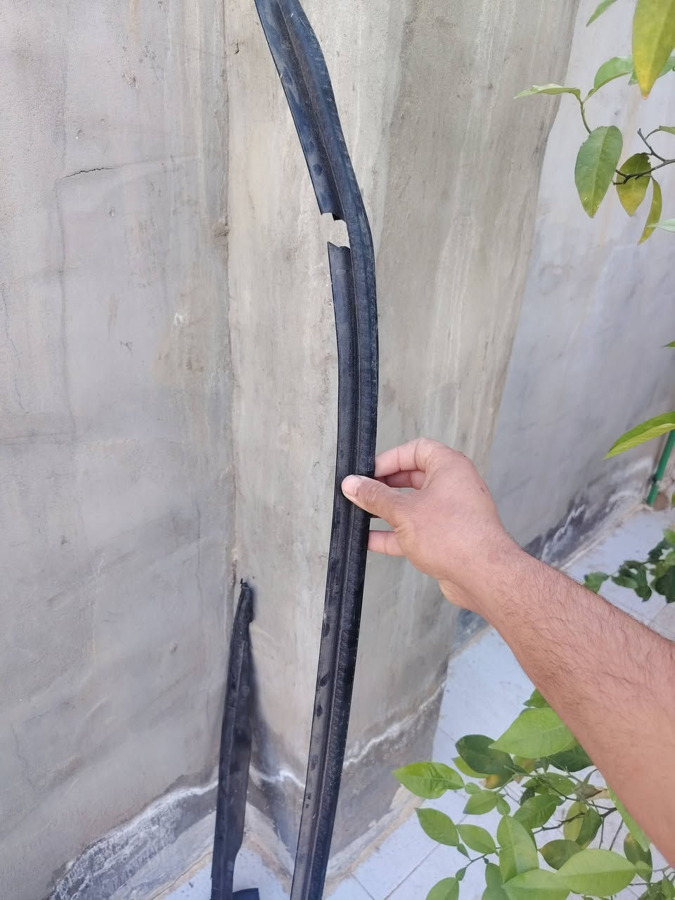 سلام عليكم غراض ترافس ٢٥ باب ايمن ودبل خلفي ويده مال باب خلفي ومرايه جنبيه اليريد شي يدلل ***********
