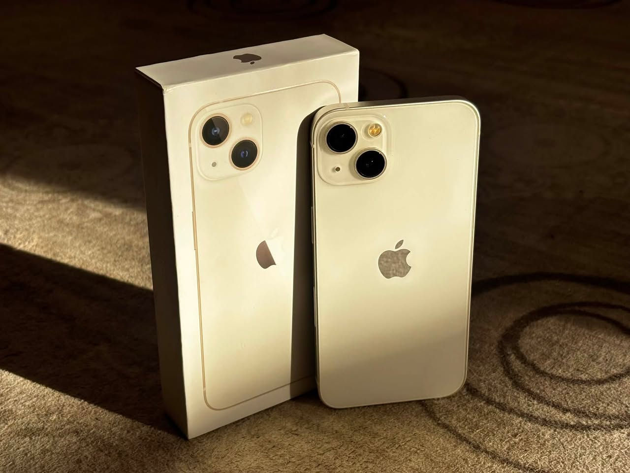 سلام عليكم عندي iphone 13 عادي يجي ويا الكارتونه الاصليه والكڤر والجهاز بي لصقه حمايه للشاشه عمر بطارية 70% ملاحظه:(هذا الجهاز جايبه من امريكا) 
سعر:350ألف(بي مجال بسيط)
مكاني:دهوك
الرقم:***********
