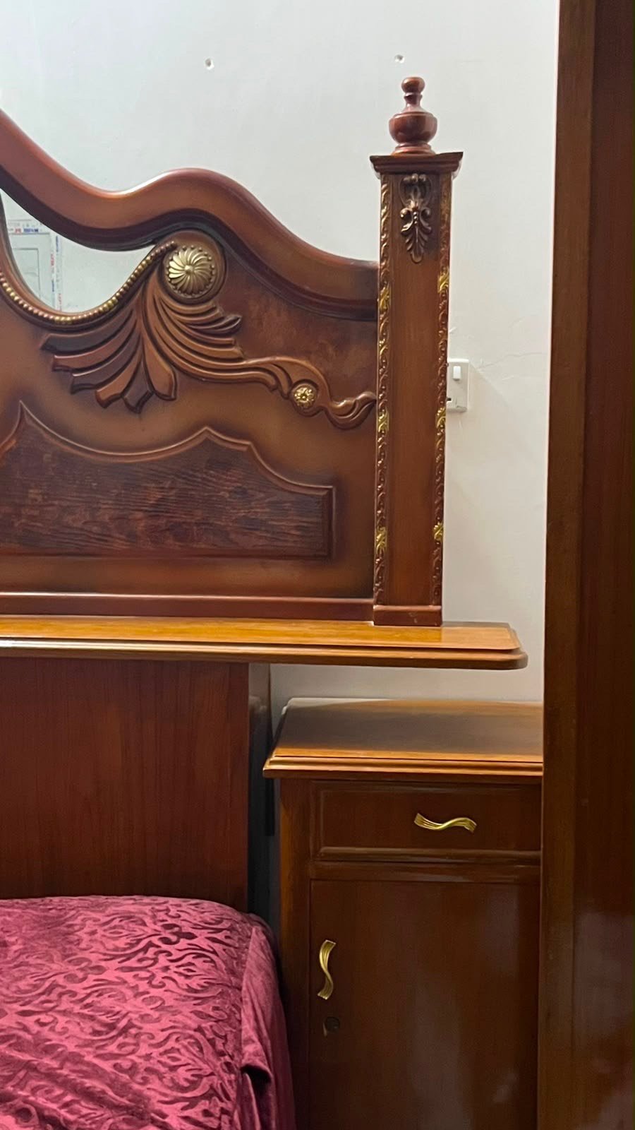 غرفة أخشاب ، خشبها  قوي  مابيها اي كسر او عيب 
السعر ( مليون و ٥٠٠ الف)  و بيها مجال