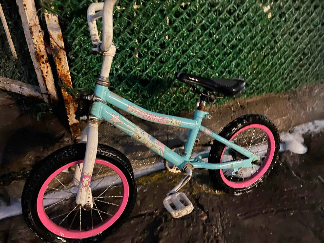 السلام عليكم  بايسكل عدد ٢  باله الاسود سعره ١٠٠ حجم ٢٤ والصغير  سعره ٣٥٠٠٠حجم ١٤ bmxللاستفسار *********** حي القاهره
