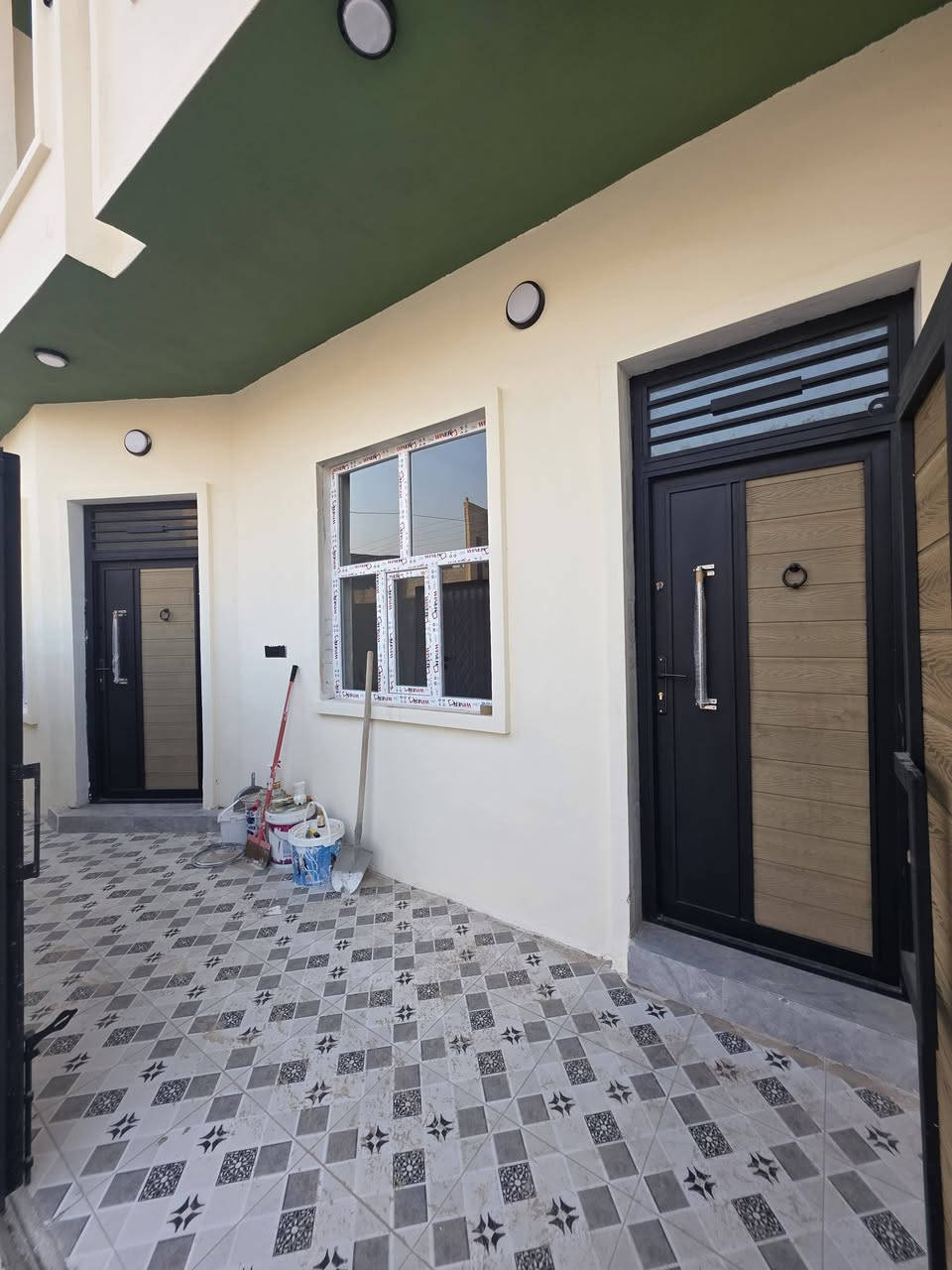 🏠 دار للبيع في تكريت – الديوم (منطقة 16 ألف)
​المساحة: 100 م² (الواجهة 10 م × النزال 10 م).
​الموقع: بظهر شارع 30 م، قريب من جامع التوفيق على شارع 15 م (صدة مرغوبة على طريق بغداد).
​التشطيب: سقف جبسن بورد ونقشات حديثة.
​التفاصيل:
​3 غرف نوم.
​صالة استقبال + 2 صالة وسطية.
​مطبخ + مناور.
​3 مجاميع صحية (داخلية وخارجية).
​📞 للاستفسار والتواصل: *********** ☎️
