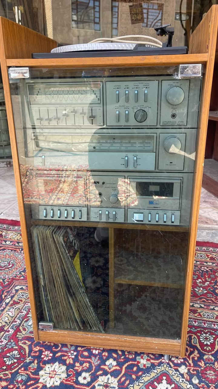 سستم انكليزي بدون سماعات شغال فقط الكاسيت يحتاج قايش ومكبر صوت وكرام شغال***********
