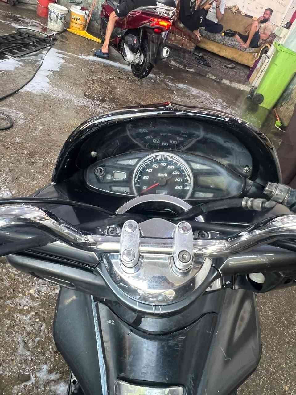 السلام عليكم بي سي اكس PCX ياباني محرك مكفول 125المرغوب شلعة ومعدل نكرة بكل وقت لاصوت لاتبخير خرسة كهربائيات كله شغالة دشبول شغال لونه مميز نفطي سعره مناسب 850مكاني بغداد حي اور او مدينة ***********رقمي
