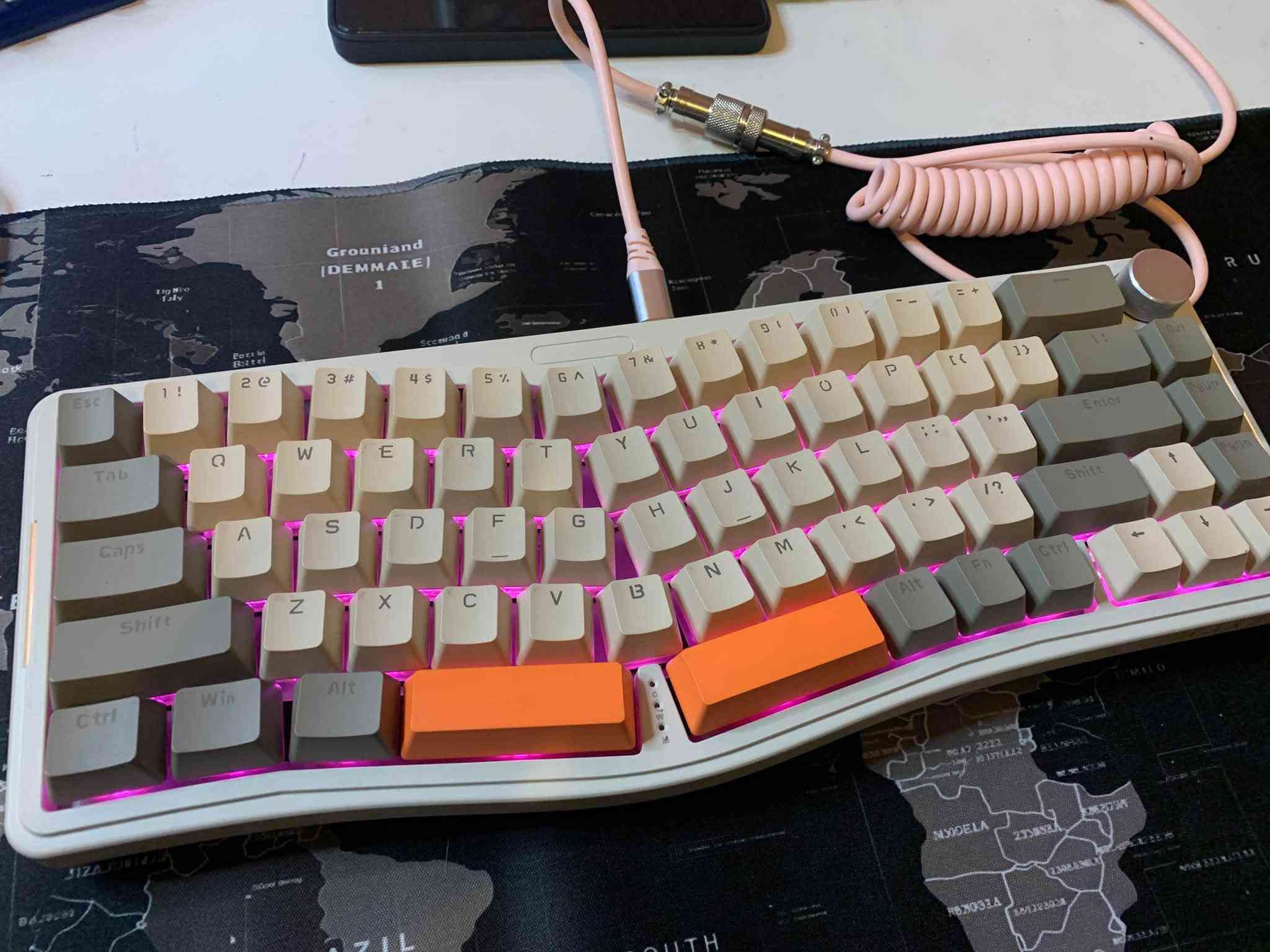 🔥Ajazz aks068🔥
هذا الجمال ب30 الف بس 
ريد اسويتج❤️
Rgb متعدد الانماط
احترافي100%
استجابه كلش راقيه
كيبل تايب سي ملتوي مميز استجابه رهيبه
فوليوم صوت 
قابل لتغيير السويتجات والكي كابس 
السعر30 وتوصيل 5 لجميع المحافظات حياكم الله💐
