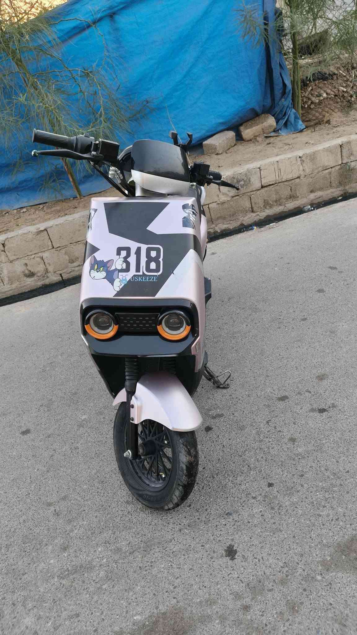 للبيع 318 موديل 2025 بطاريات 6 دبل انضاف  ملف 2000 سرعه 99 حقيقي 75 اربع نمر مطور مرتب وا كلو شغال مابيه اي عطل  الصوره ضالمته لن دنيه ليل 😅 مطور على وضع الشركه تعال افحص واخذ السعر 550وابيه مجال شي قليل مكاني موصل حي عدن رقم الهاتف *********** بيه واتساب

