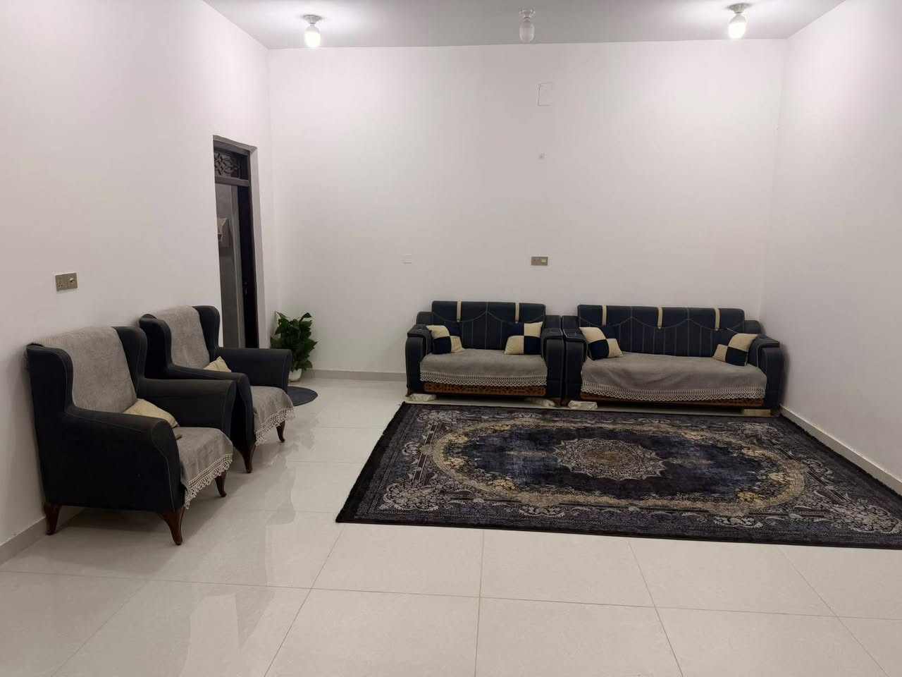 بيت زراعي للبيع بخنيطلة قرب حسينية الابرار المساحة ٢٠٠م يحتوي على غرفتين وصاله واستقبال وصحيات داخلية وخارجية كافة الخدمات موجودة قريب على المدارس ثاني بيت عن التبليط 
السعر ١٢٠ وبيه مجال للاستفسار الاتصال على ***********

