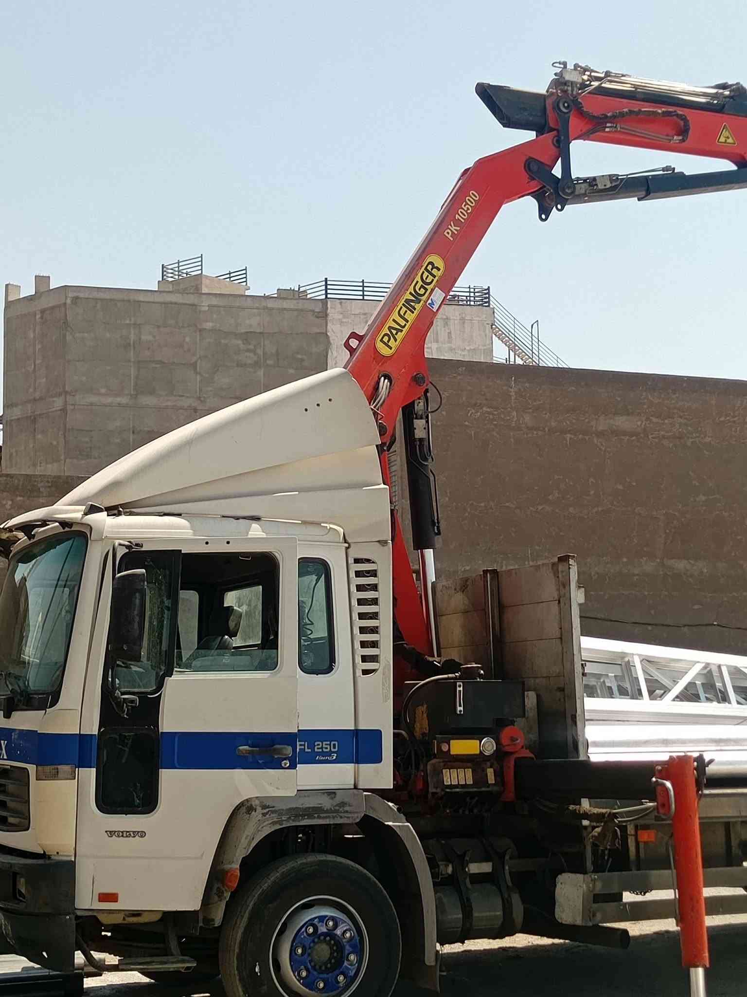 فالفو اف6 موديل 2004
 
كرين 3طن و900 

6سلايت 3يدوي و3هدروليك 

سياره شاصي جديد 

بدي صافي 6وربع

كير عادي بم ونوزل 

#مكينه بيه خيط تبخير 

سياره تخم تاير جديد 
  
 سنويه جديد 

سعر سياره 240$وبيه مجال قليل

***********📞
