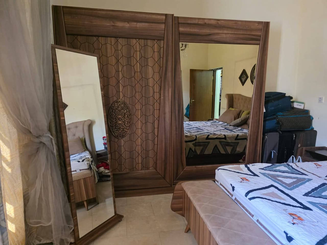 السلام عليكم
اثاث مستعمل للبيع كولش نضيف
العنوان بغداد المنصور شارع مطعم الساعه
غرقه النوم 10ورقات
مطبخ  كاونتر  جديده 400+ طباخ اربع عيون 50
ثلاجه كولش نضيفه ب 350
تخم قنفات 500
للاستفسار الاتصال على ***********
الرقم بي وتساب. اخون لمو شراي ليتعبنه
