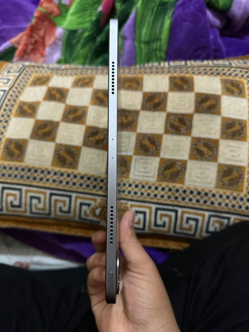 السلام عليكم
ايباد برو حجم ١٢.٩ انج 
ذاكره ١٢٨ 
الايباد طلعن بي خطوط وما مأثرات على اللمس 
فتحو الشاشه وماعرفو يصلحو 
سعر الايباد ٤٠٠ الف التواصل واتساب ***********

