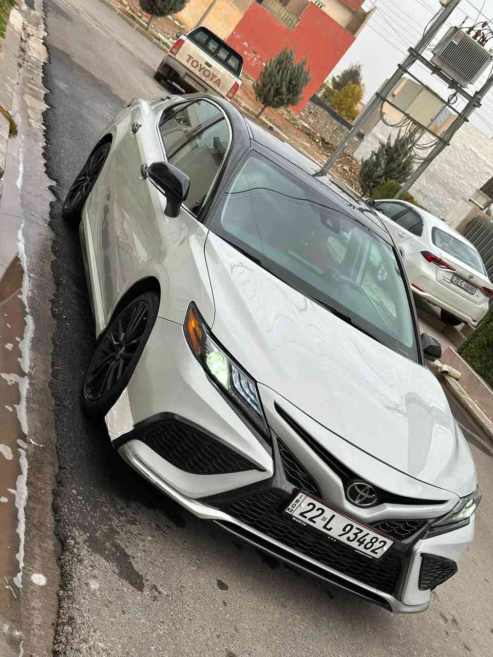 السلام عليكم_ تويوتا كامري  2023 XSE اعلا مواصفات . مكينه  2.5 v4  ( المرغوب  دبل اكزوز بلادي ) 
لون السياره جداً مميز ومرغوب ( سموك ) 
مواصفات السياره : 
كامره 3 ابعاد + بانوراما + داخل احمر جلد +شاشه كبيره + بصمه + تشغيل عن بعد + كشنات تدفئه وتبريد +بكلايت ليزري + كراسي كهرباء + تحكم ستيرن + رادار + شاحن وايرلس +3 وضعيات قياده +اوتو هولد + نقاط عمياء + مانع اصطدام + فرملة طوارء. 
 ( ماشيه 45 الف كيلو متر )
مكينه كير كفاله عامه بلجيس
قطره دواخل وايرباك مابيها 
تخم تايرات جديد
صدرها بلادي نضيف
دهن كله اصلي وبانزين بس سوبر سياره نشطه

حادث السياره .
قطعه صبغ
قطعه ونص مرشوشه تصليح .
موضح بلصور مال حادث 
اخوان الحادث سطحي جدا بدون دواخل بدون ايرباك بجم كبس دعاميات بلاديه .  

السياره تخبل على ايدي محافض عليه دهن كله اصلي بانزين ما ادير غير السوبر نصبته وكعدته سياره راقيه 
سعر السياره  225$ ورقه وبيه مجال بسيط حك جيه ✅  ***********  
عنواني اربيل اخوان
