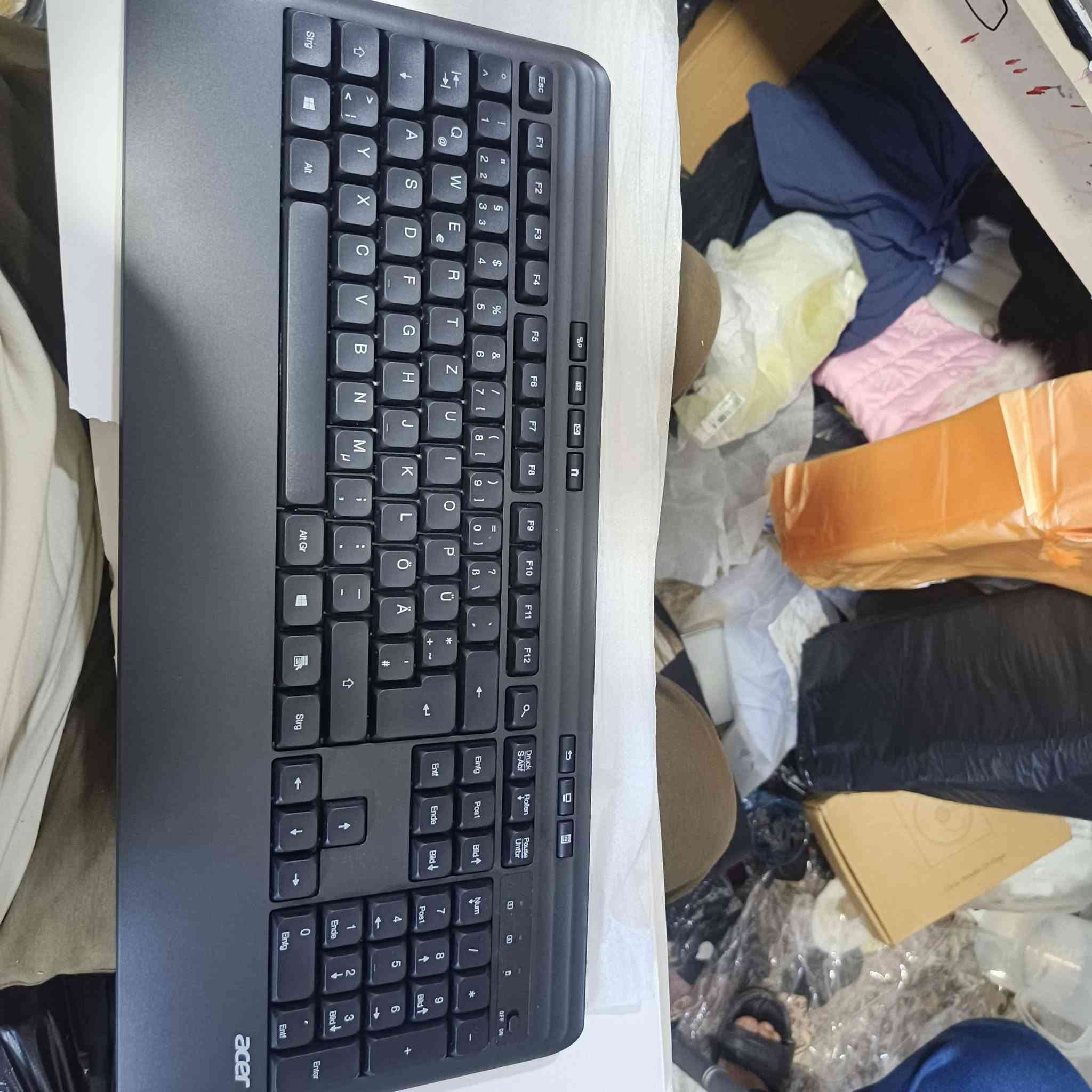 للبيع: كيبورد وماوس Acer لاسلكي OCC331 ⌨️🖱️

المواصفات:
**النوع**: كيبورد + ماوس لاسلكي 2.4GHz
**الموديل**: Acer OCC331
**الاتصال**: دنكل USB واحد للكيبورد والماوس
**الكيبورد**: 104 مفتاح + ارقام جانبية + ازرار مالتيميديا
**الماوس**: تصميم ارگونومي 
**البطارية**: يشتغل ببطاريات AAA
**التوافق**: ويندوز PC - لابتوب

الحالة: جديد بالبوكس
السعر: مزاد 

للتواصل: خاص 📩 
او واتساب: ***********

#للبيع #الديوانية #Acer #كيبورد #ماوس
