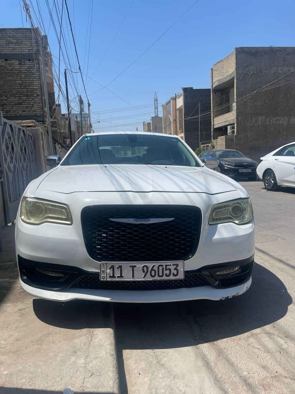 السلام عليكم كرايسلر c300 تورنك لون ابيض 2018 رقم بغداد ماشيه 200 الف كيلو مو ميل محرك 6 سلندر 3600 السيارة حادثهة مال امريكا موجود بالصور وبيهة 3 مكانات بارد مكاني بغداد الكرخ 
السعر 198 وبيهة مجال بسيط 
للتواصل ماسنجر أو  الرقم  ***********
