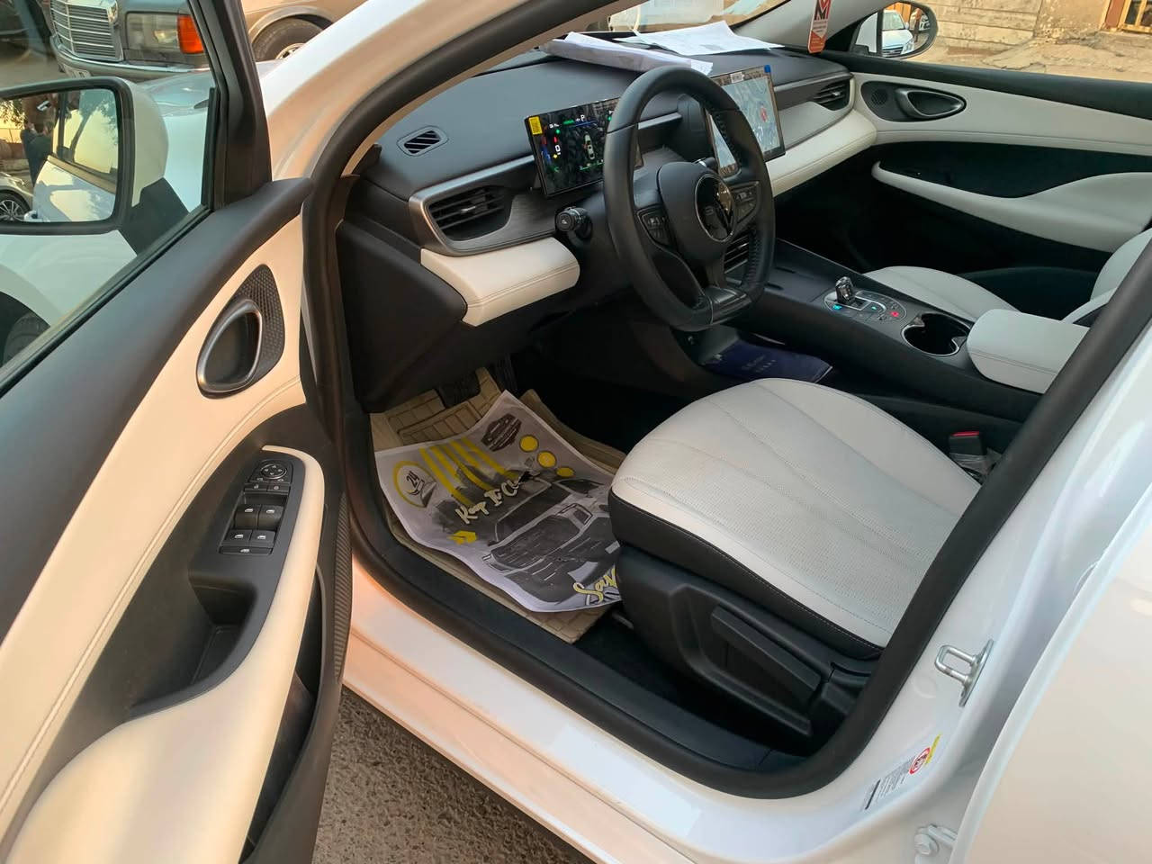 BYD سيل فايف موديل 2025

🔹 الموديل: 2025
🔹 اللون: أبيض
🔹 الممشى:12000 كم فقط
🔹 نوع اللوحة: نينوى

المواصفات:
✅ محرك 1.5 لتر DM-i.
✅ ناقل حركة أوتوماتيك.
✅ شاشة وسطية كبيرة تعمل باللمس.
✅ عدادات رقمية.
✅ تشغيل بصمة ودخول ذكي.
✅ كاميرا خلفية مع حساسات.
✅ مثبت سرعة.
✅ تكييف أوتوماتيك.
✅ إنارة LED أمامية وخلفية.
✅ مقاعد جلد.
✅ جنوط ألمنيوم.
✅ داخل ابيض
مرقم كامل مع كافة الملحقات ارضيات/كارت/شاحن اصلي /وبقية الأغراض المعروفة 

✨ السيارة نظيفة جداً، استخدام شخصي، جاهزة للفحص، ولا تحتاج أي مصروف.سونار مرفق بالصور

💰 السعر المطلوب:137$
للاستفسار معرض الروضة لتجارة السيارة***********
متوفر ايضا سيل فايف زيزو
ودستروي مرقم ايضا.
كن بلص 13 كاميرا الفول
