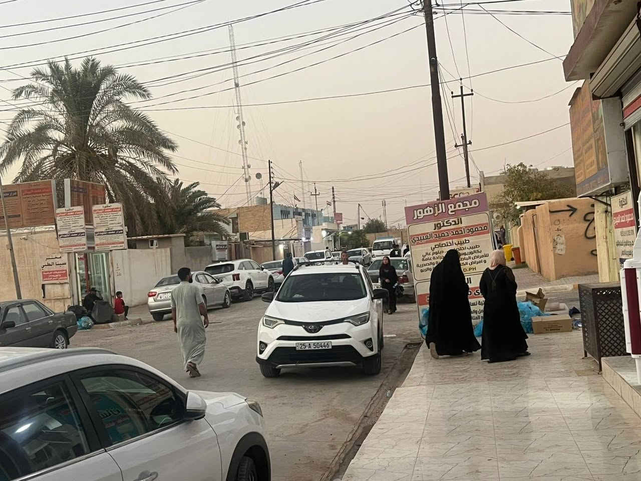 بيت شارع الاطباء للبيع المساحة ٢٠٠م فرع عمارة الأبرار مجاور مجمع دكتور محمود العبيدي يحتوي على صيدلية خارجية واربع غرف مع صالة كبيرة وكان بالأصل مأجر كمجمع طبي للاستفسار أكثر مراجعة مكتب الزغيت اوالاتصال على الرقم *********** الرد يكون على الاتصال حصرا
