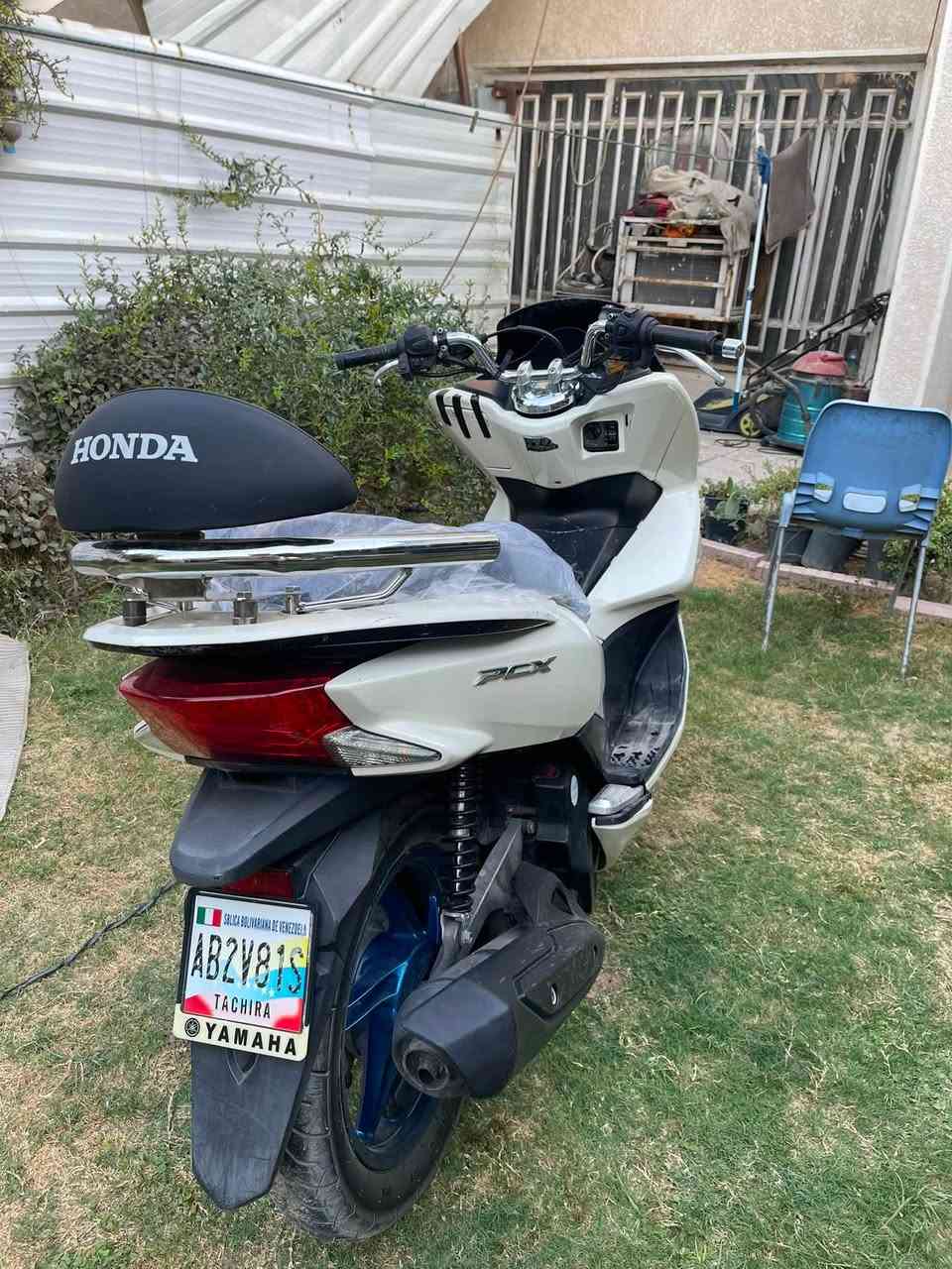 السلام عليكم pcx للبيع دراجه نضيفه محرك خير من الله خرسه بل حقيقه انضف بعد  حساس ازدحام رايده مليون و ٣٥٠ رقمي ***********
