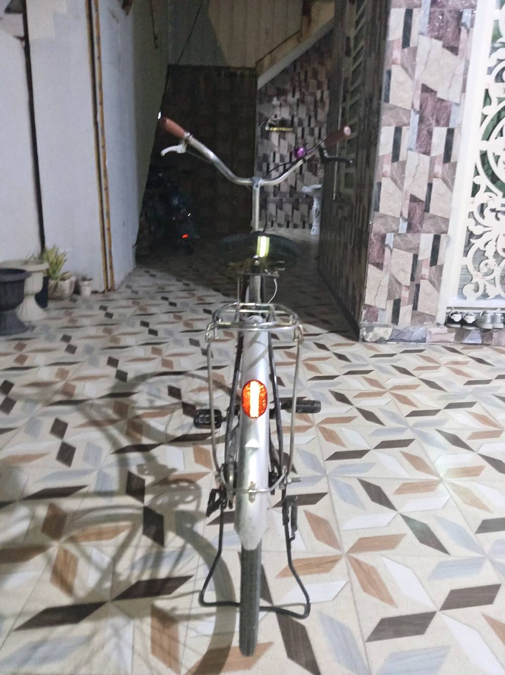 سلام عليكم بايسكل للبيع بايسكل حلو و مرتبه فحص أمامكم و يجي ويا بم +قفل مال بايسكل سعر ٦٥ بي مجال لحد ٥٥ الف قفل للاستفسار و اتصال واتساب *********** عنوان تأميم قادسيه الثانيه قرب مدرسة الحوراء 