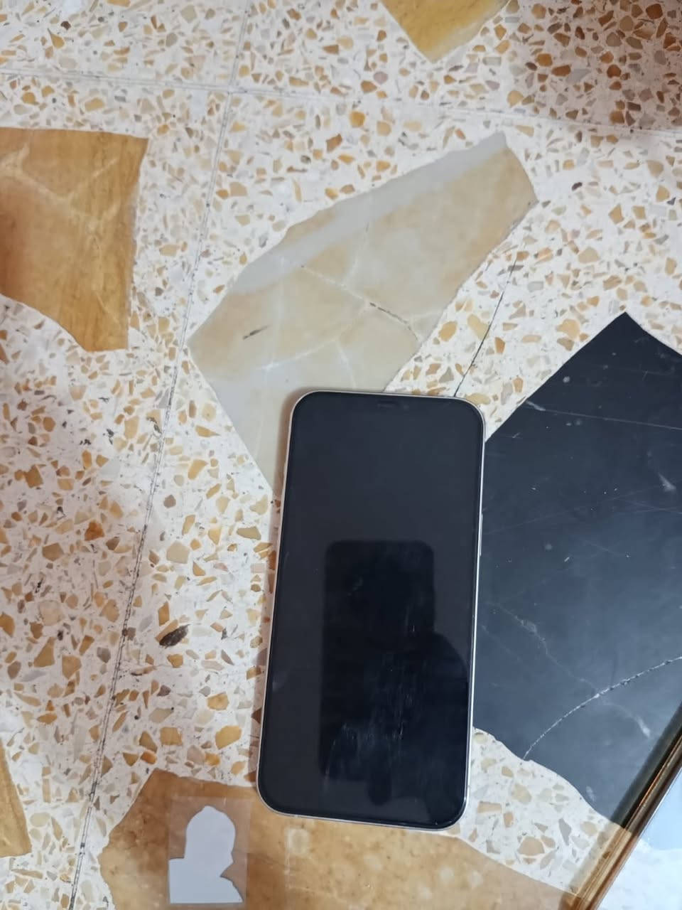 السلام عليكم ‏iPhone 12 Pro ماكس أمريكي بطارية 85 جهاز ما مفتوح سعر 550 بي مجال مكان طوريج***********￼￼￼
