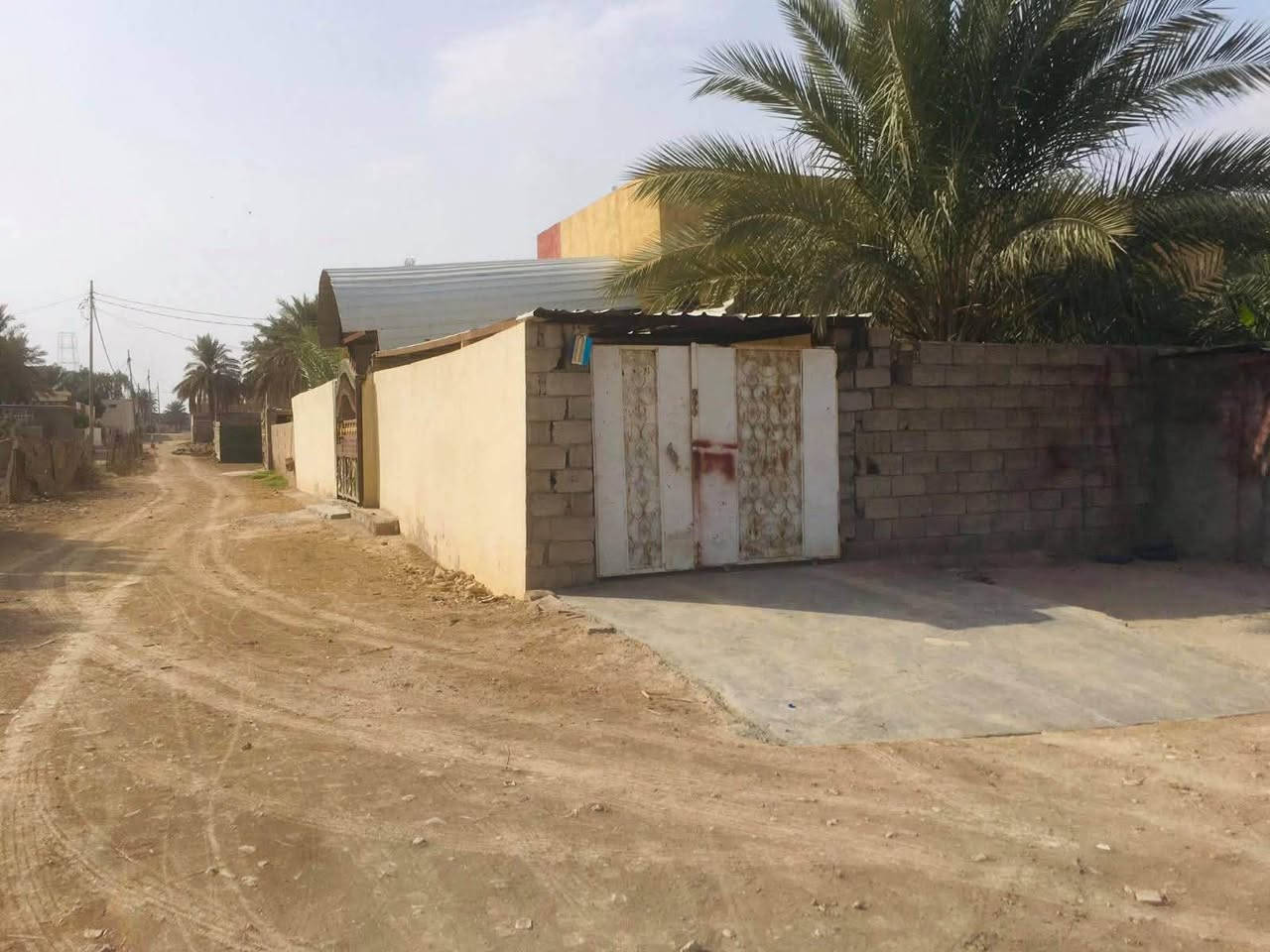 دار للبيع 360م مع قطعه ارض 200م
ينباع كله او ينباع حسب الطلب 
غرف نوم عدد2 مع صاله ومطبخ وحمام وهول و استقبال وصحيات خارجيه مع مخزن خارجي 
مقابل مركز شرطه تاج الدين مجاور متحت ابو التبريد 
***********
***********
