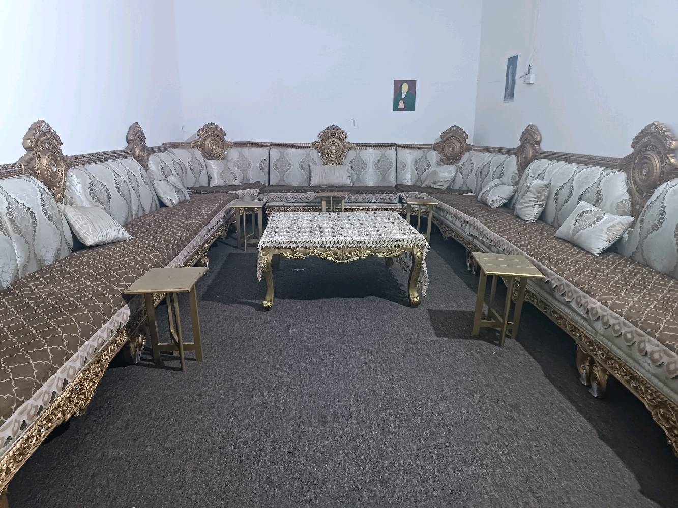 تخم استقبال للبيع  
الطول تقريبا 17 متر 
السعر مليونين و750 الف  
العنوان الناصرية شارع ابو لبنان 
***********