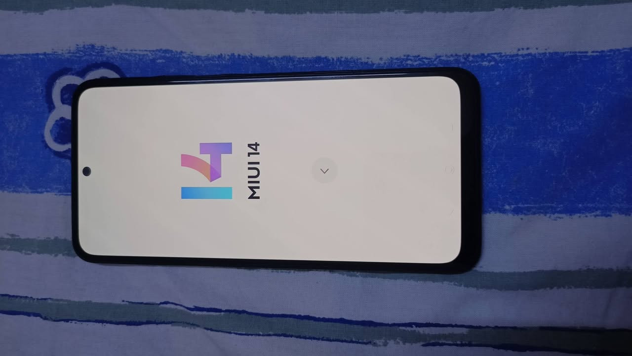 ريدمي نوت 10 عادي (Redmi Note 10) - بحالة ممتازة للبيع
🔹 المواصفات الأساسية:
الذاكرة والتخزين: 128 جيجا / رام 4 جيجا.
الشاشة: Super AMOLED دقة FHD+ (ألوان قوية ونظيفة 100% بدون أي شخط).
الكاميرا: خلفية رباعية الأساسية 48 ميجابكسل.
البطارية: 5000 ملي أمبير (تدعم الشحن السريع 33 واط).
المعالج: Snapdragon 678 (ممتاز للتصفح والألعاب الخفيفة والمتوسطة).

الشاشة: الأصلية مال الشركة نظيفة 100% بدون أي شخط أو كسر (تم إزالة لاصق الحماية للمعاينة والفحص بوضوح).
الملحقات: الباكيت + ورقة الضمان (عدم وجود شاحنة) 
الحالة الفنية: الجهاز شغال 100% وما بيه أي مشكلة فنية (تم تصليح مدخل الشحن فقط ورجع يشحن طبيعي جداً) + أزرار الصوت والتشغيل شوية نازلة ليجوة .
النظافة والخارج: النظافة ممتازة، كفر الظهر بيه شخوط ناعمة بسيطة من الاستخدام. دگمة الصوت الخارجية بيها كسر بسيط ومكشوفة بس شغالة 100% بدون أي خلل.

السعر: 100,000 الف دينار وقابل للتفاوض البسيط .
📍 المكان: [بغداد-الغدير شارع التوت]
📞 للتواصل: [***********]

