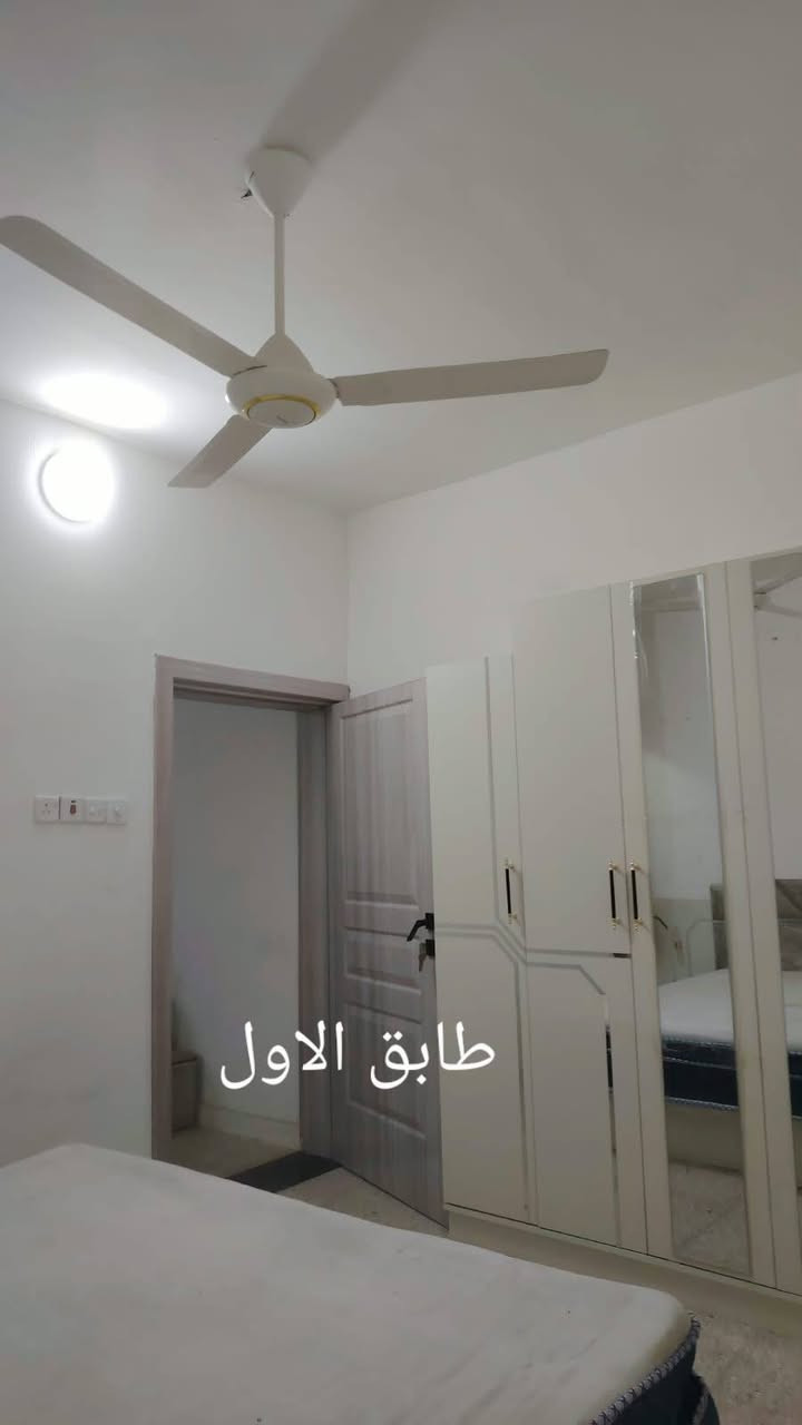 بغداد - الأعظمية - سبع أبكار (مقابل مركز شرطة الصليخ)
​ميزة الموقع: قريب جداً من الشارع العام وتبعد 50 متراً فقط عن سريع محمد القاسم. 

​المساحة الإجمالية: 54 متر مربع.

​التصميم: طابقان منفصلان تماماً مع مدخلين منفصلين لكل طابق (مثالي لسكن عائلتين أو لاستثمار أحدهما وإيجاره). 

​تفاصيل العقار:

​الطابق الأول: 

​غرفة نوم واسعة

​صالة استقبال

​مطبخ بنظام مفتوح (أمريكي) على الصالة

​حمام متكامل

​منوران لتهوية وإضاءة طبيعية ممتازة

​طرمة صغيرة

​الطابق الثاني: 

​غرفة نوم

​صالة واسعة

​مطبخ مستقل

​منور

​بالكونة

​سطح خاص
حالة البناء جيده جدا وصالح للسكن 

​📜 سند الملكية:

​طابو زراعي (بستان ملك صرف) - أوراق رسمية ومضمونة.

​📞 للتواصل: 
+964 772 568 8074
