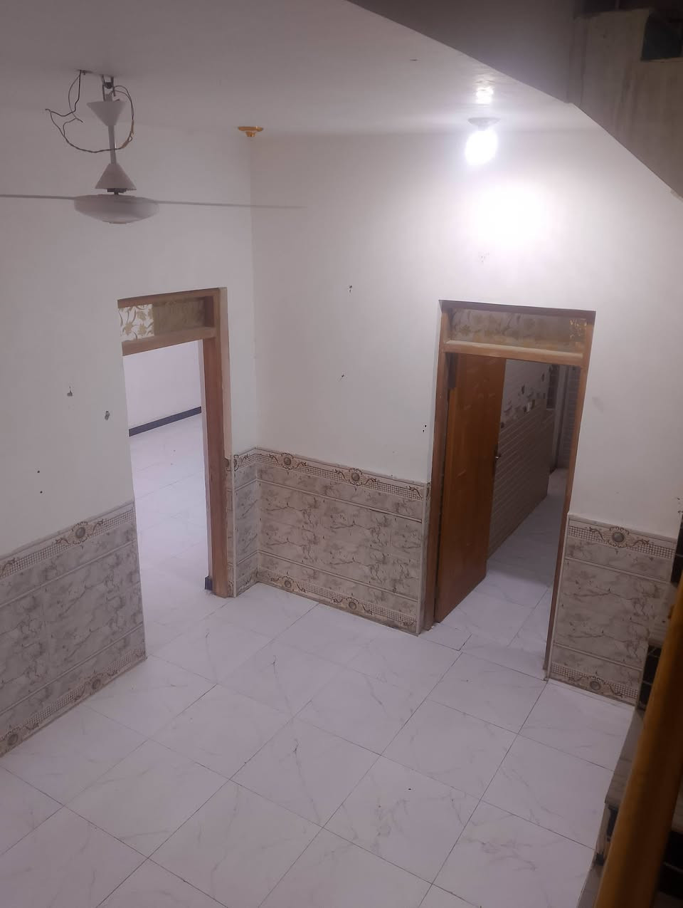 بسبب الوعود الكاذبه تم اعاده نشر البيت طابو صرف مساحه ١٠٠ متر 
بي شقه كله طابوك صب كونكريت
جوا غرفه صاله مطبخ دوانيه صحيات داخليه وخارجيه 
وشقه غرفتين صاله وصحيات 
ب الاسكان صناعي نزله ثالثه موجر حاليا ب ٥٥٠ لبيت وشقه 
الشراي يتصل ***********
