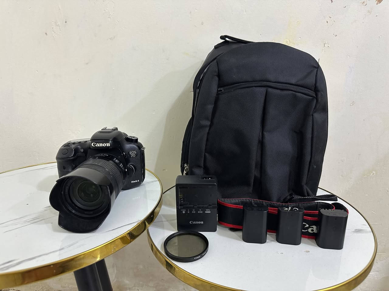 Canon 7D Mark II + عدسة 18-135 + 3بطاريات     + جنطة  حالة ممتازة باكيج كامل جاهز للعمل اقرأ الوصفللبيع كاميرا Canon 7D Mark II بحالة ممتازة جدًا، استخدام شخصي وخالية من أي عطل فقط الفلاش لا يعمل ، جاهزة للاستخدام مباشرة.

المواصفات والملحقات:
 كاميرا Canon 7D Mark II
 عدسة Canon EF-S 18-135mm
 3 بطاريات
 شاحن أصلي
 فلتر حماية للعدسة
 جنطة حمل

السعر: 650,000 دينار عراقي (قابل للتفاوض بالمعقول)
.***********
