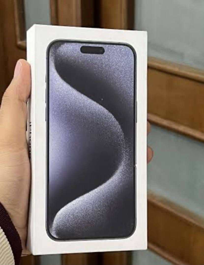 السلام عليكم 15 برو ماكس تيتانيوم ماستر شرق اوسطAAA كامل ملحقات ذاكرة 256 وكع مني 
صار خطوط بالشاشة وفطور شوية بضهر بطارية 99 
مابي اي رسالة شاصي نضافة %100 سعر 665 قفل 
توصيل ماعندي مكاني شعب ***********
