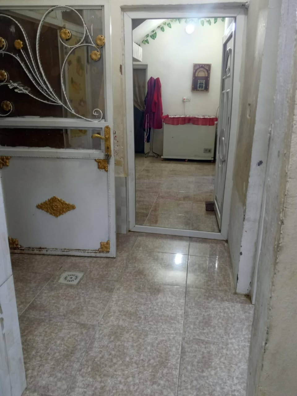 تبيت للبيع بعلي مراد يم بيت قايم قام مساحه 125متر سعره28وبي مجال للاتصال على الرقم ***********
