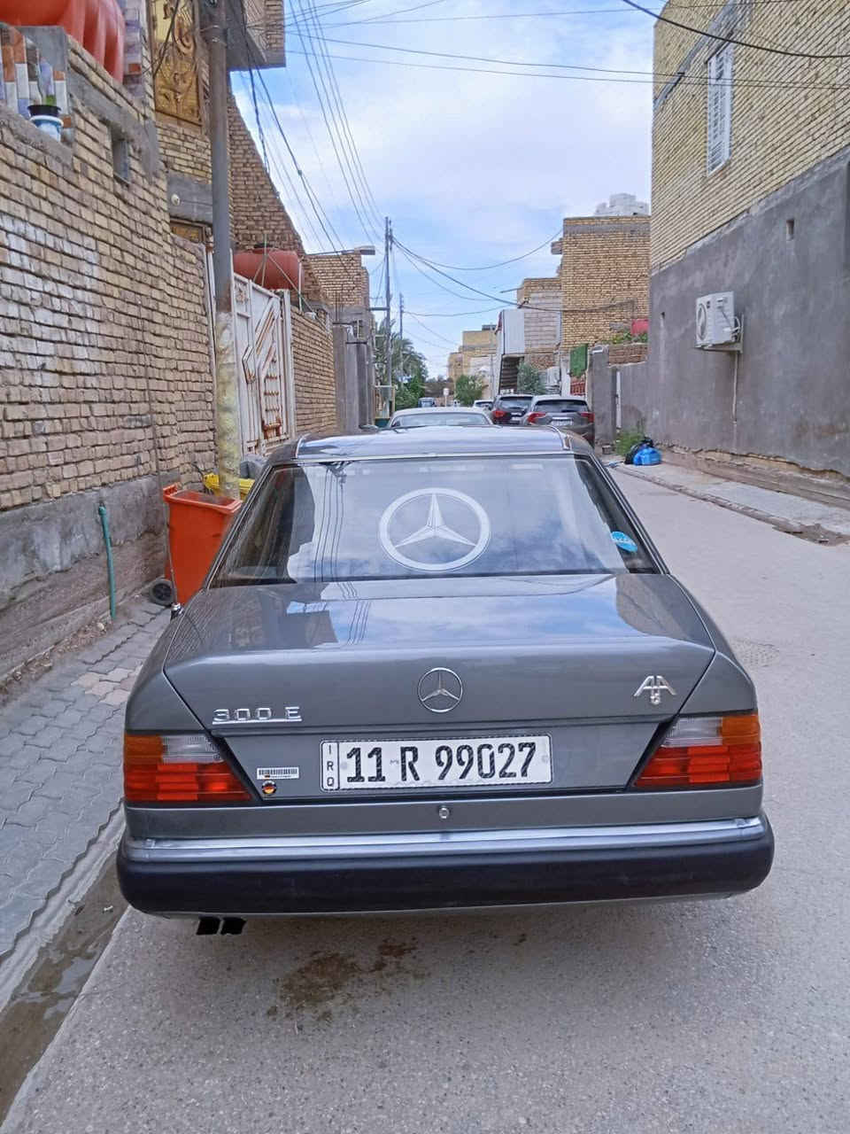 السلام عليكم ورحمه الله وبركاته
مارسدس دب حجم 300 رقم بغداد نكليزي مشروع وطني 
سياره جديده وجاهزه ومكفوله كفاله عامه من كلشي مجرد مصبوغه على جراد صبغ جماليه لاظربه لا خياس لا قواعد لا برانكيتات كله سليمه 
موديل 90 المكان ناصريه المركز 
للاستفسار تصال على الرقم ***********
 السعر 88 بيه مجال
