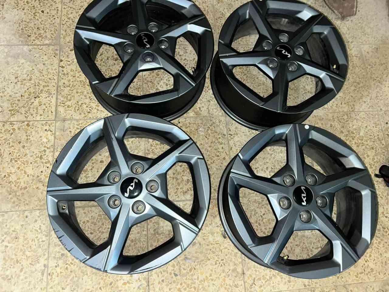 ويل k4 حجم 16 نضيفات بس واحد بيهم شويه بيه شخوط سعر 300 رقم ***********
