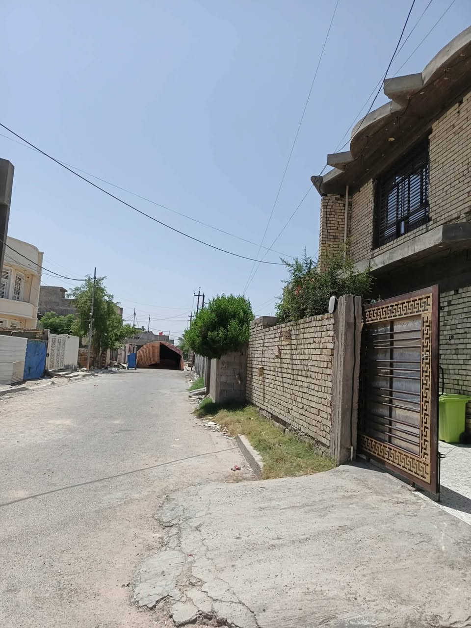 بيت المحموديه حي ١٦ قرب سكلة أبو علي  لبيت ركن عله شارعين  مجاري خدمات تبليط بناء حديث ٢٠٢٣ البيت قاطين مساحه ١٥٠ متر يحتوي على إستقبال وصاله كبيره ومطبخ حار وبار وغرفة نوم ومجمع صحيات عدد ٢ ومناور ٢ ولقاط لثاني ٣ غرف نوم ومجمع صحيات وكراج سياره لبيت مطلوب اسكان ١٠ ملايين لسعر لكلي ١٤٥ مع لآسكان ***********
