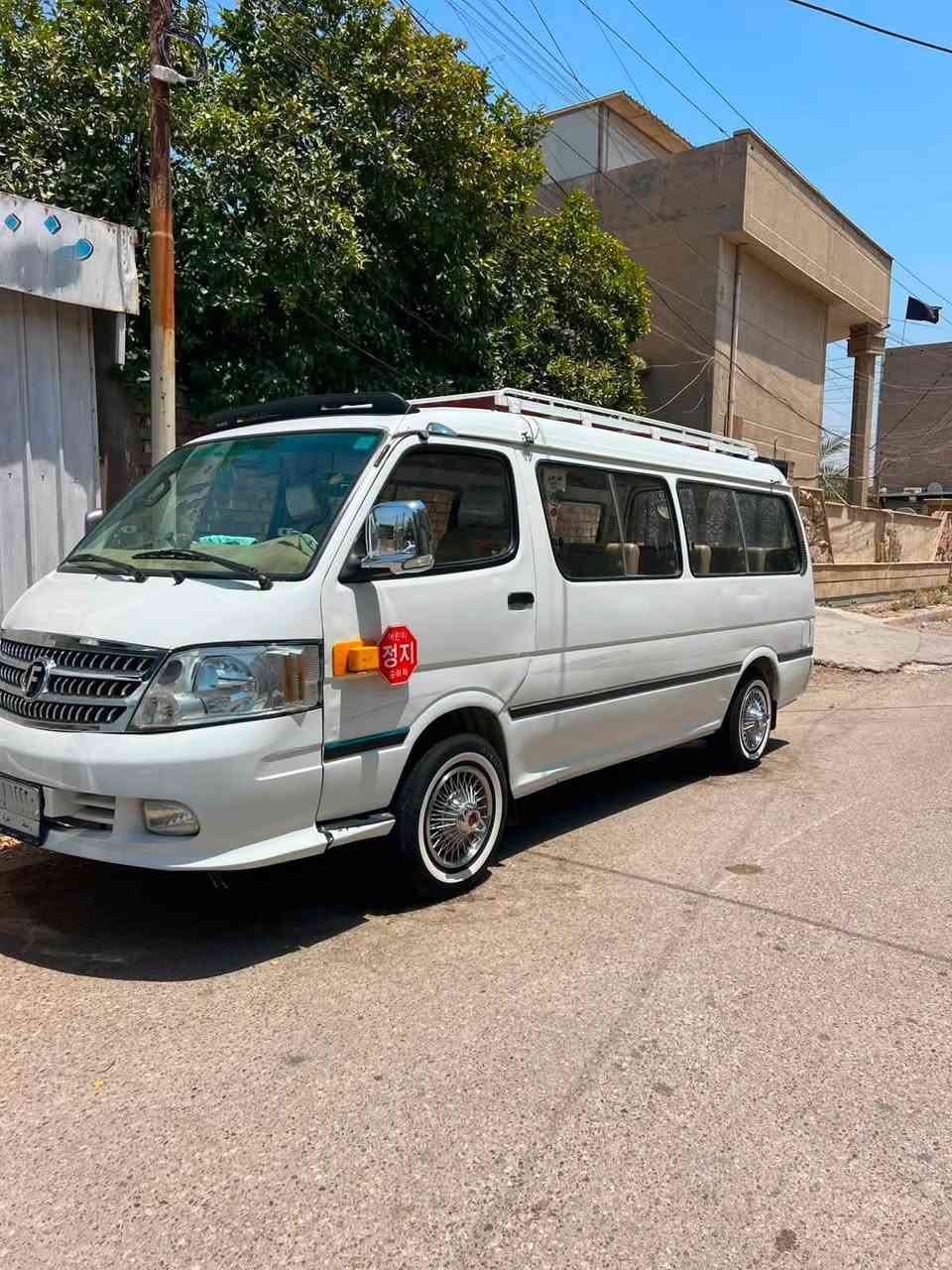 سلام عليكم فتوان موديل 14 سياره جديده معنه كلمه بيها شخط بل طويله جوه جامه ورصعده بل جنطه مكينه واكسن جداد ومكينه هستوني شادها صدر امامي وخلفي جديد داخل جديد كراسي محور 18 نفر سياره كامله ع اخر حبايه سيبايه تزريف شوته سبايدرات امامي وخلفي شاشه تاب  مكان بغداد حي جهاد سعر خاص رقمي *********** واني خادم الشراي مو شراي لحد يكسر بحلال عالم فدوه
