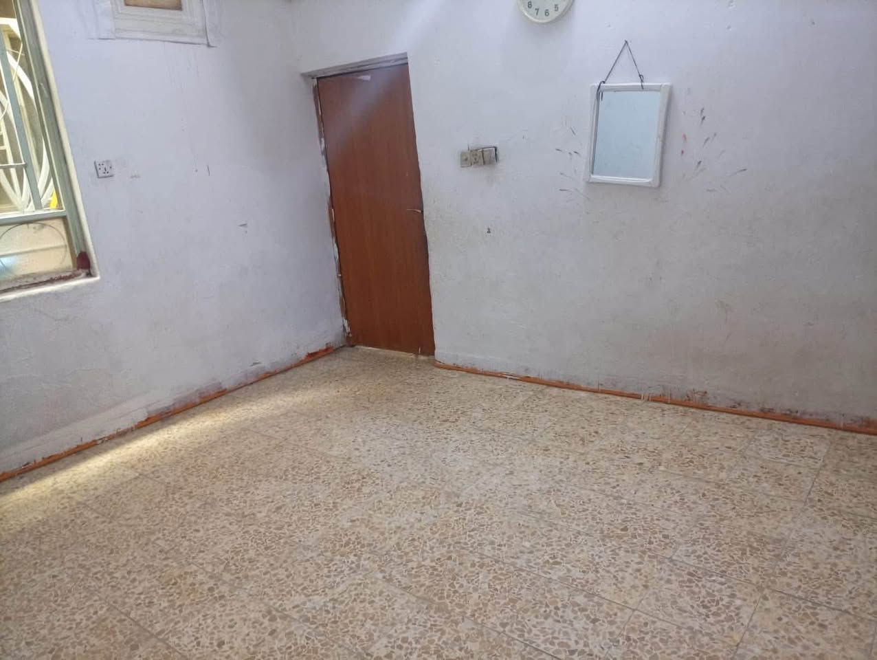 السلام عليكم بيت للبيع بكربلاء شارع ابو طالب نهايته البيت طابو صرف سند (25)البيت طابوك طابقين  سند (25) البيت بي ست غرف وصاله وستقبال وصحيات العدد ثلاثه  قريب علي المدارس وسوك وكلشي متوفر يمه وعن الامام كيلوين واكثر شي نروح مشي  وسعره البيت (220)وبي مجال الشراي يخابر  ع هذا رقم مساحت البيت (150) متر(***********)
