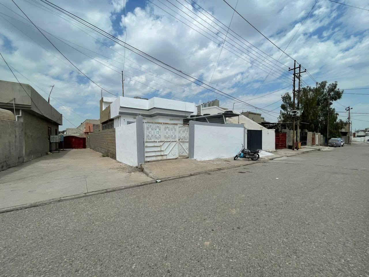 بیوت للبیع اکصر من 200متر
سبغ جدید کامل 

مدخل 
غرفة المعيشة
غرفة نوم 
مطبخ
سالة 
توالیت خارجی 
توالیت داخلی 
شرقي غربي 
حدیقة من ورا 
بیتون چبیر 

سعر 43 بیها مجال 
عینوان کرکوک فیلق 
***********
*********** كركوك, العراق
