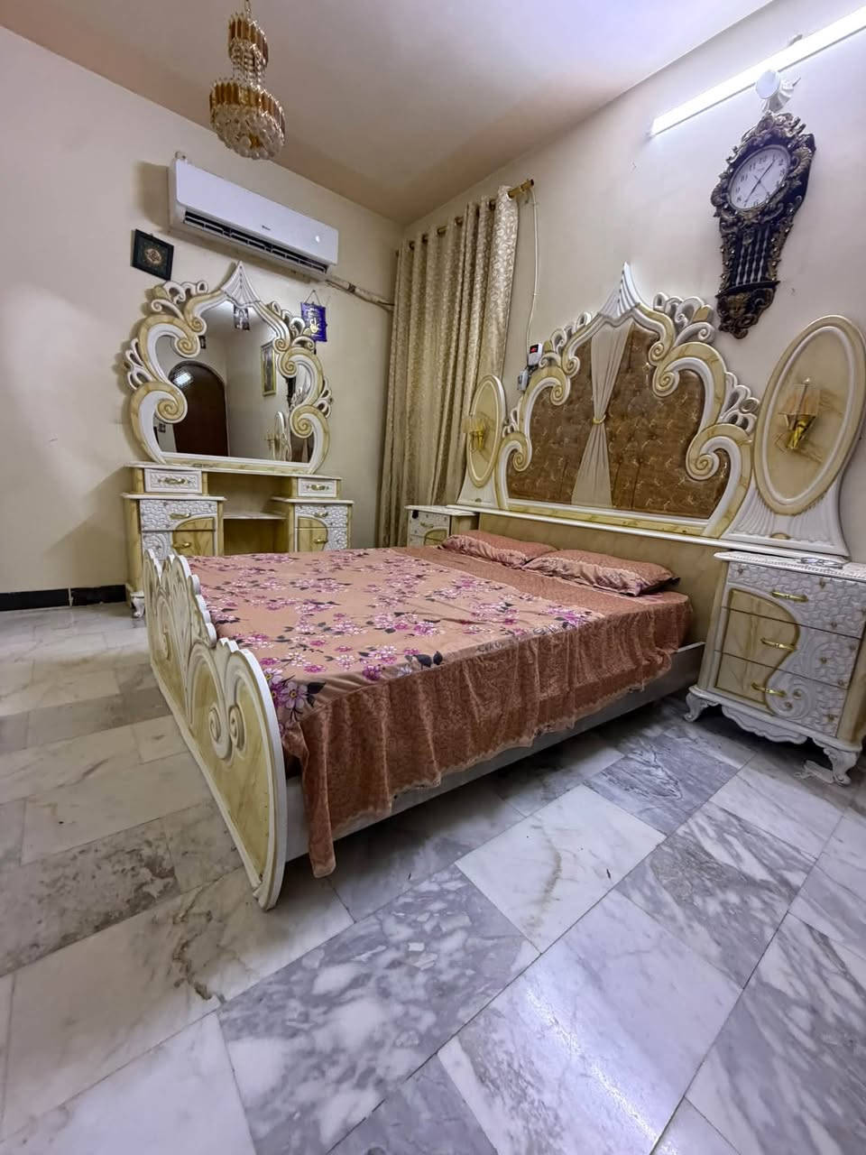 السلام عليكم  غرفه البيع خشاب عراقي 
ستعمال كلش قليل سعره 1500 ملون. بيه مجال شي قليل 
بغداد الامين. سكينه ورقيه 
***********
