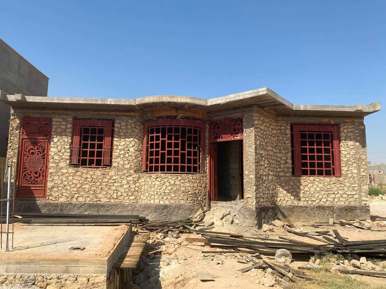 بيت للبيع هيكل مساحه 300 لبناء 200 ركن على شارعين مقدم علي ع طابو يتكون من غرفتين وصاله وصحيات داخل ومطبخ وهول وديوان العنوان بروانه حي شرطه قرب بيوت الارامل السعر 30 خدماته واصله كامله 
واذا عندك قطعه بشاعي هيكل نتراوس عادي 

#واتساب ***********
