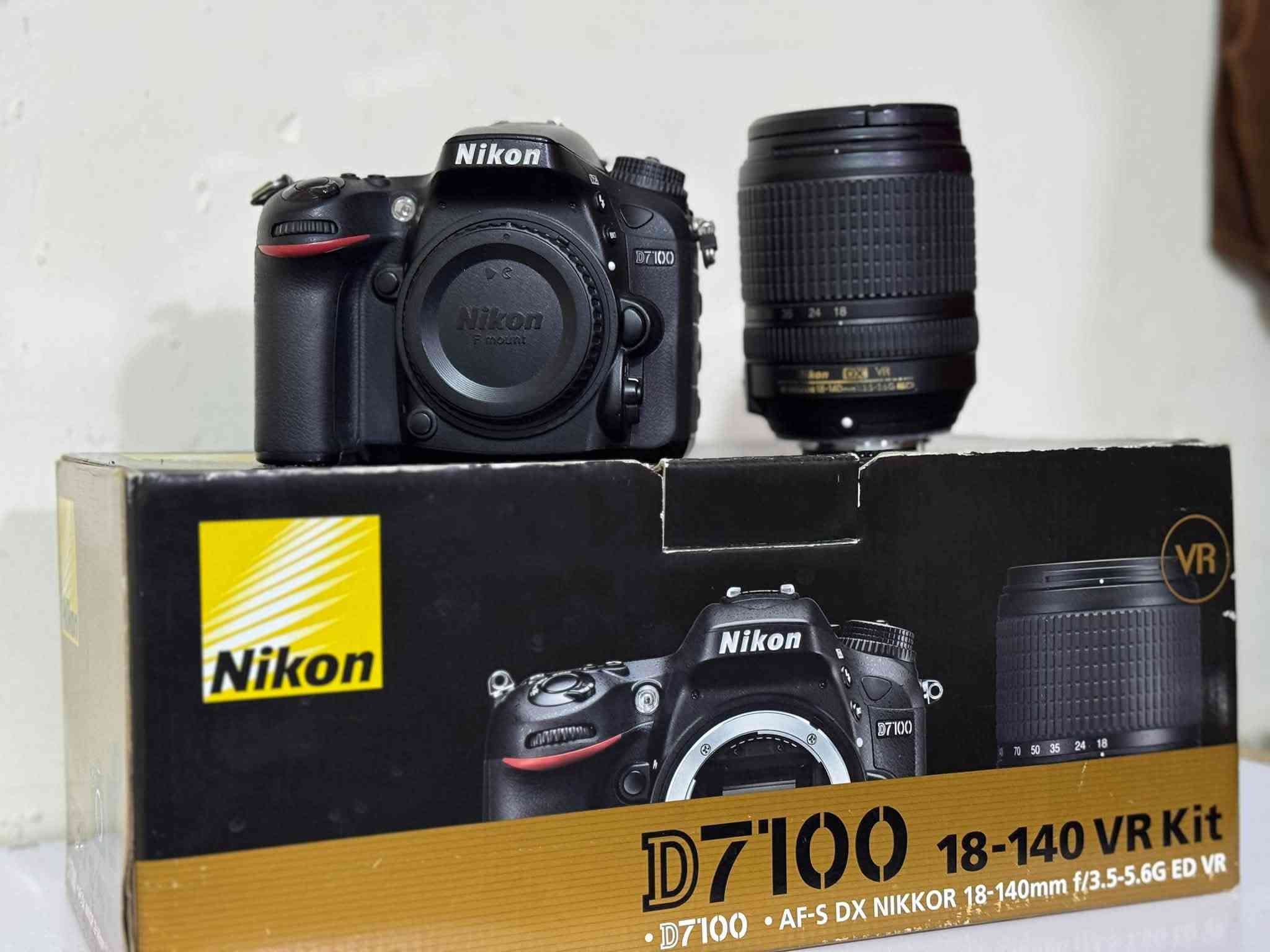 كامره نيكون d7100
عدسه 140/18 الاصليه 
كارتونه الاصليه
شاحنه
بطاريا 
رام 
حزام
جنطه 
لشتر اقل من ٥ k
السعر مناسب
***********
